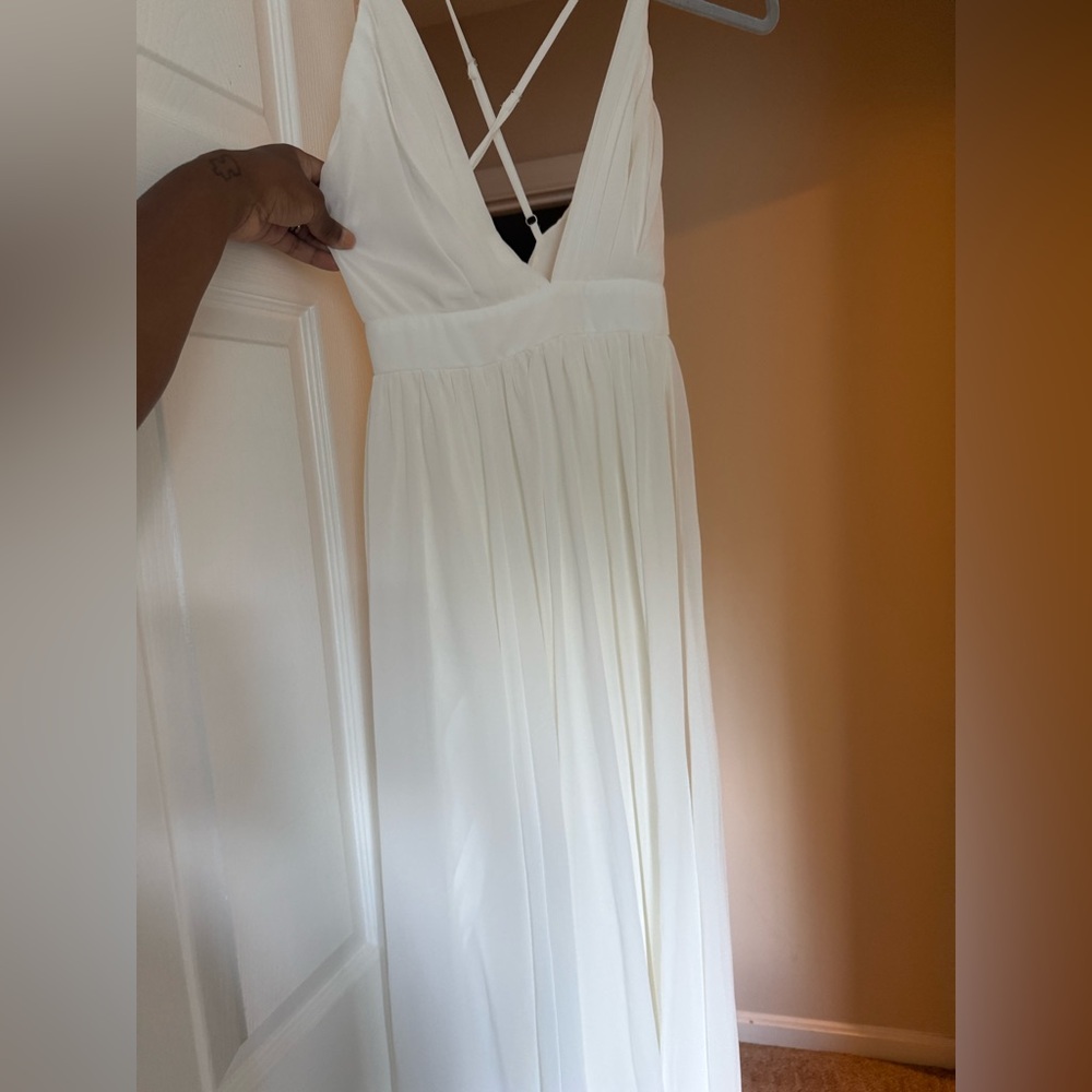 Elegant White Sleeveless Dress